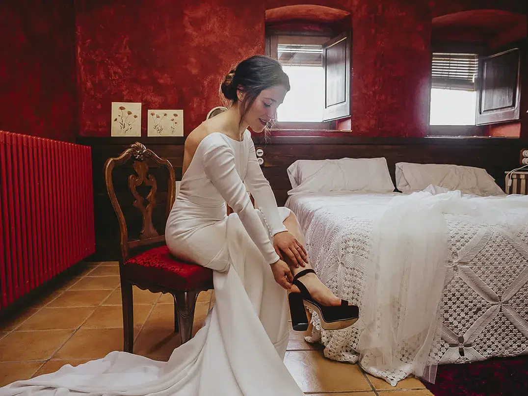 Mujer atándose los zapatos en boda en lleida